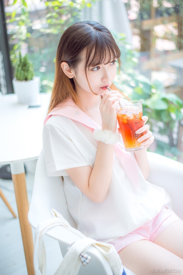 “那些辎重，就赏给这些人吧。”庞德看了一眼已经开始有些混乱的西域战士，皱了皱眉道，作为吕布帐下的精锐部队，对于刘备留下来的那些东西，可是不怎么看得上眼的，但那些兵器对于西域将士而言，还是很有吸引力的。